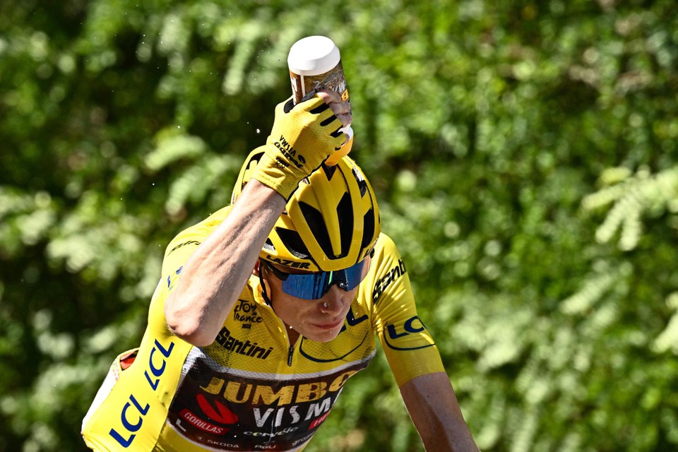 Ook in de Ronde van Frankrijk kreunen de renners, waaronder gele trui Jonas Vingegaard, dezer dagen onder de loden hitte.  