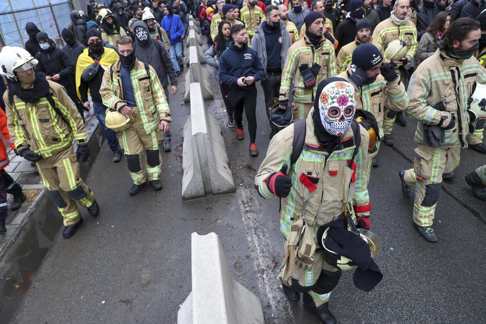 Brandweerlui stapten mee in de betoging tegen het coronabeleid. 