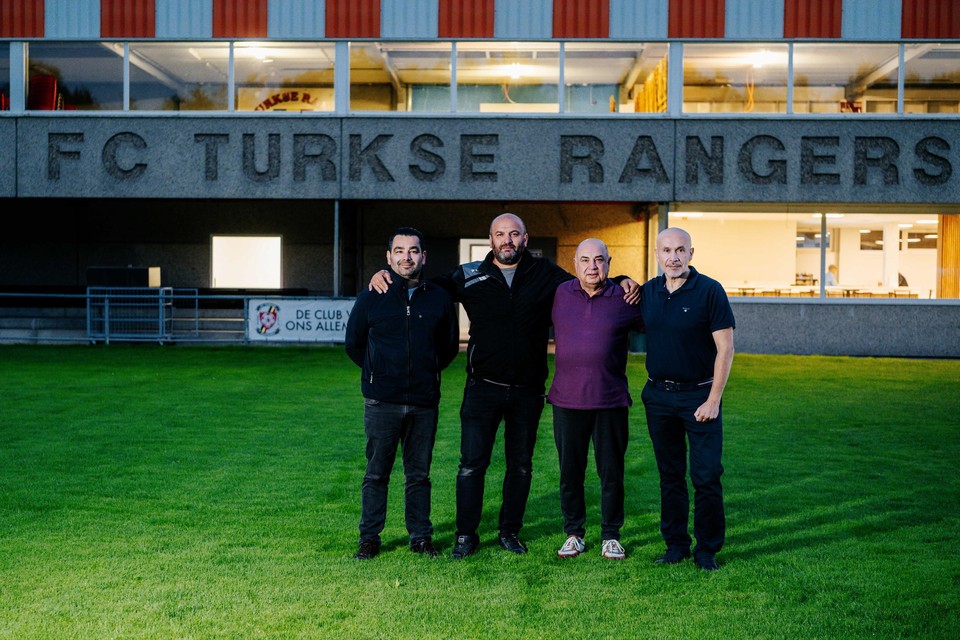 Voorzitters Bilgic en Ackan en secretaris  Pinarci van Turkse Rangers: “Onze ambities zijn heel duidelijk: wij willen als eerste vreemde ploeg nationaal spelen.”