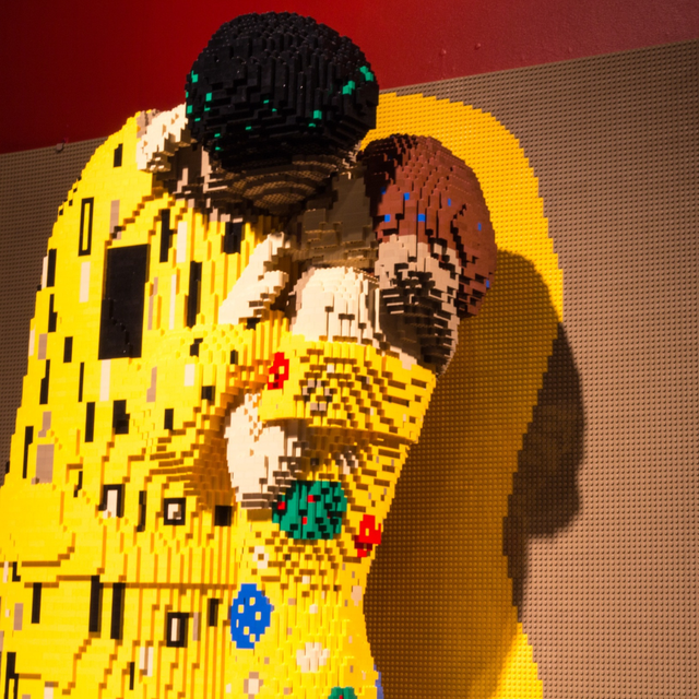 ‘De kus’ van Klimt wordt in Lego een stevige 3D-structuur. 