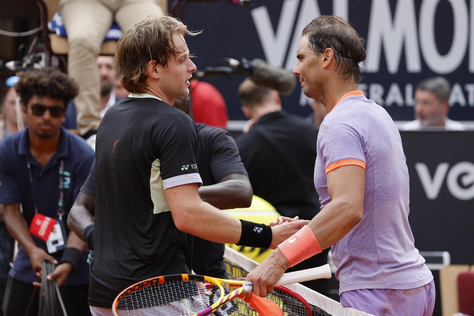 Bergs schudt Nadal de hand. “Hij zei ‘sorry’ en feliciteerde me voor mijn goede wedstrijd.”