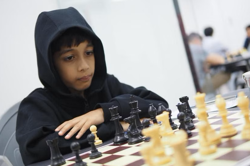 Ashwath is de jongste speler ooit die een schaakgrootmeester verslaat.
