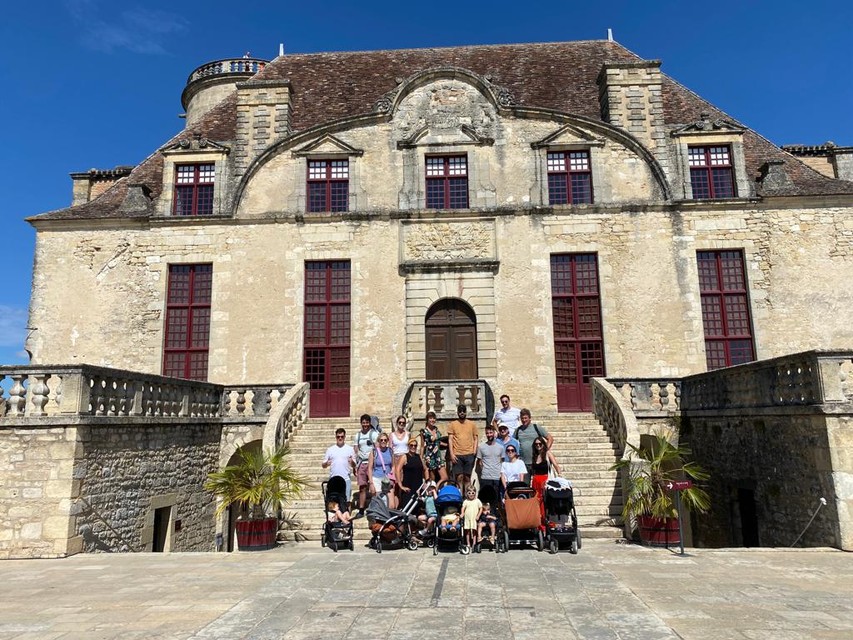 Onze vriendengroep op de binnenkoer van het Château van Duras 