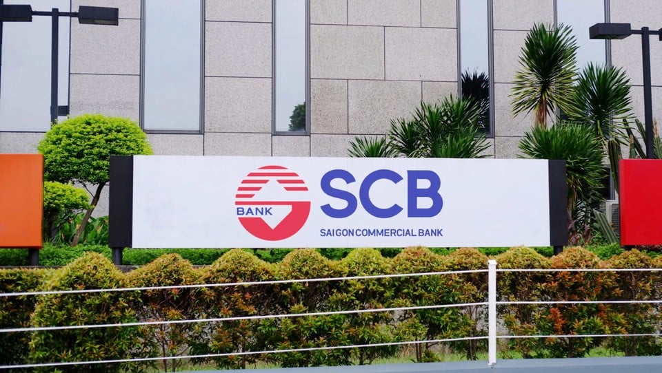 Logo aan de ingang van een Saigon Commercial Bank vestiging.