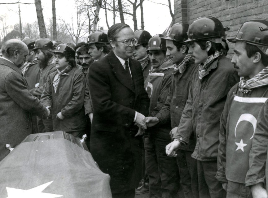 Toenmalig premier Wilfried Martens woonde de uitvaartplechtigheid bij van de vier Turkse slachtoffers van de mijnramp. 