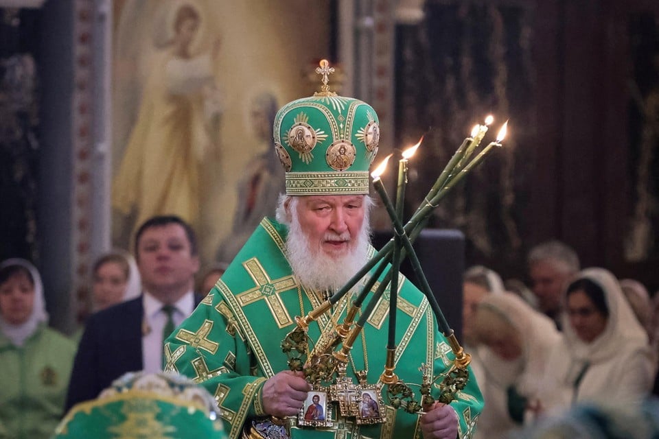 Het was patriarch Kirill, het hoofd van de Russisch-orthodoxe kerk en een hevig voorstander van Vladimir Poetin, die het gebed verplichtte.