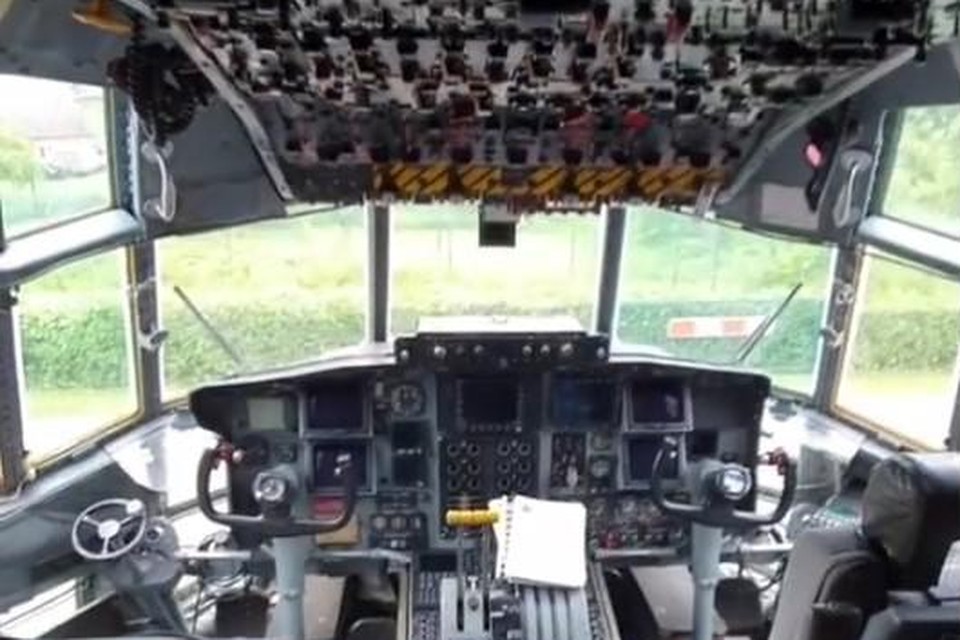 Genrebeeld: de cockpit van een C-130. 