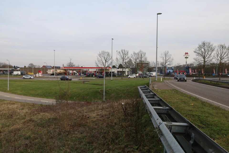 Op deze plek aan de oprit van de E314 richting Brussel komt een halte van de trambus Hasselt-Genk-Maasmechelen.