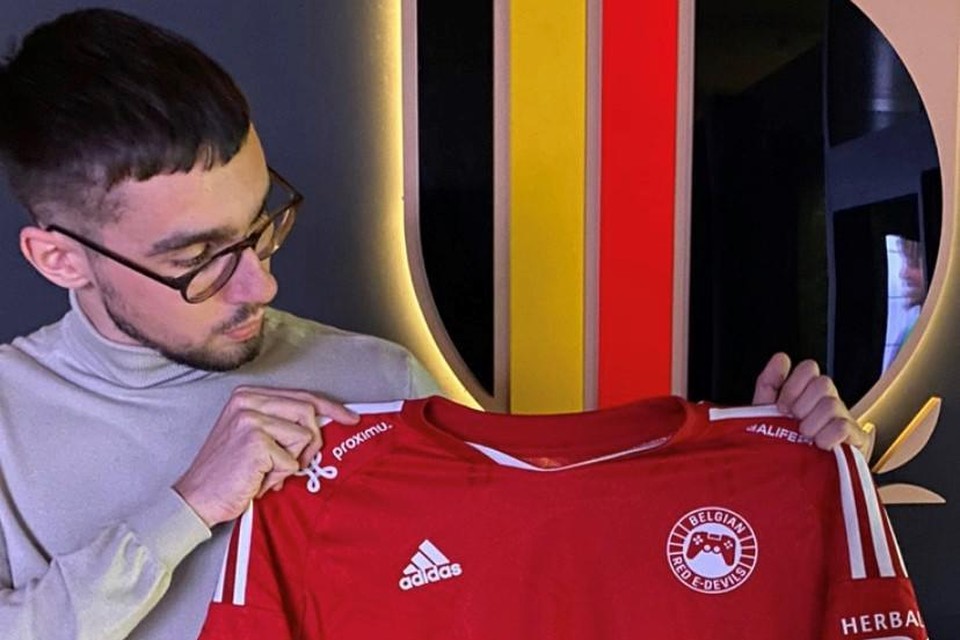 Mike Polleunis met het nagelnieuwe shirt van de Belgian Red eDevils. 
