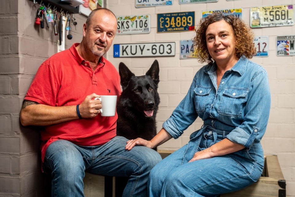 Dirk bestelde een gepersonaliseerde koffiemok met een foto van zijn honden en vriendin. Kadonimo leverde een kat in een zak. 