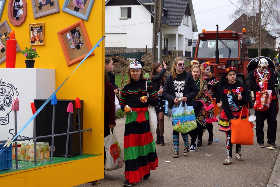 Zaterdagnamiddag vertrekt een bonte bende van Chiro Vechmaal aan de Keunenlaan ﻿voor een carnavalsoptocht door het dorp.