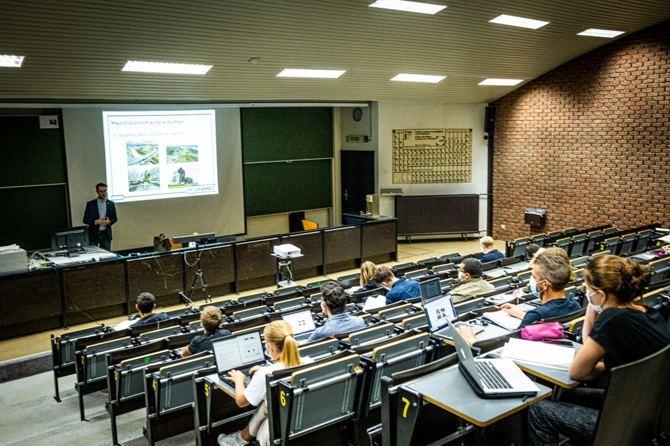 Net geen 30 procent van de Limburgse studenten is binnen de normale studieduur klaar met zijn professionele of academische bachelor. 