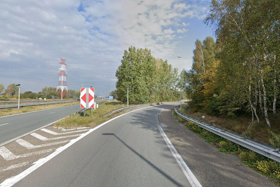 Op de afrit Zandvliet aan de A12 richting Nederland heeft woensdagavond een dodelijk ongeval plaatsgevonden. 
