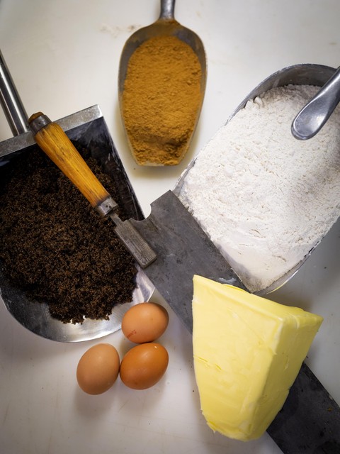 Kandijsuiker, kaneel, bloem, suiker en eieren: dat mag niet ontbreken in een speculaaskoek. 