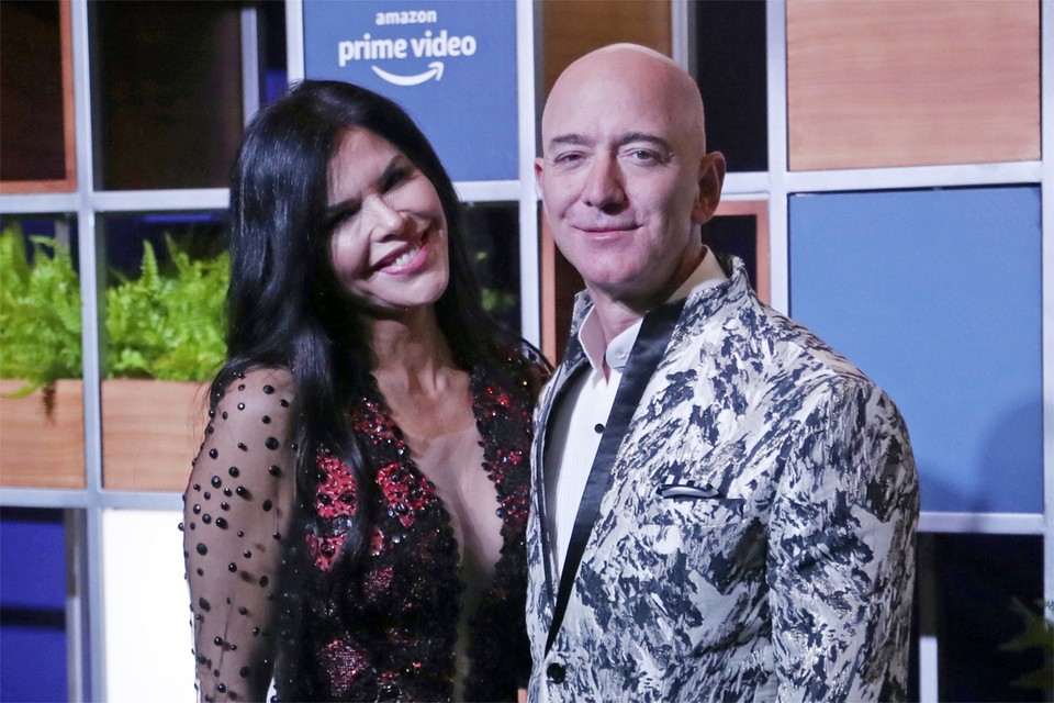 Bezos met zijn vriendin Lauren Sanchez. 