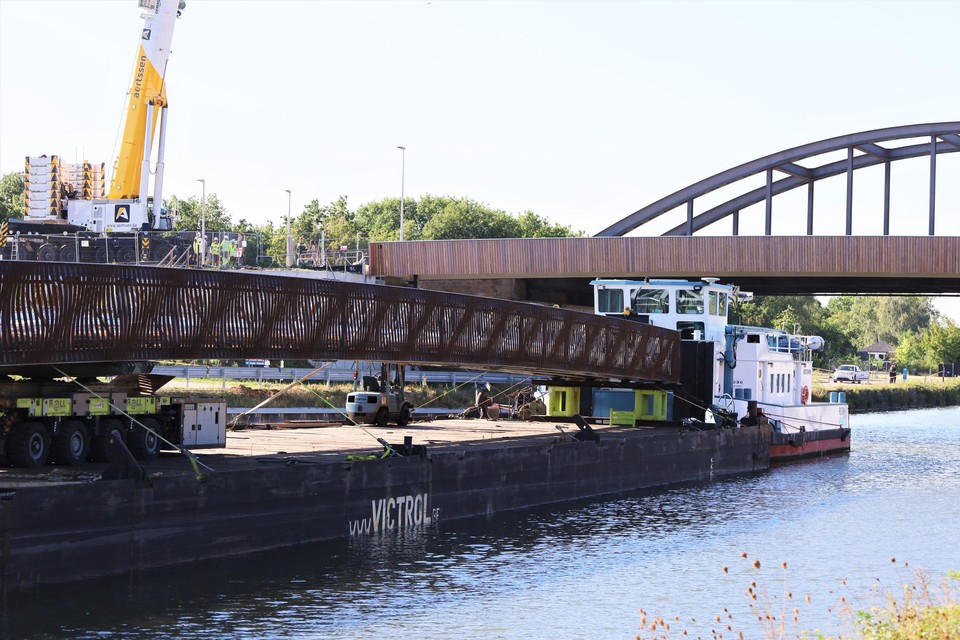 Dinsdagmiddag kwam de nieuwe waterleidingbrug op een ponton over de Zuid-Willemsvaart in Eisden toe. 