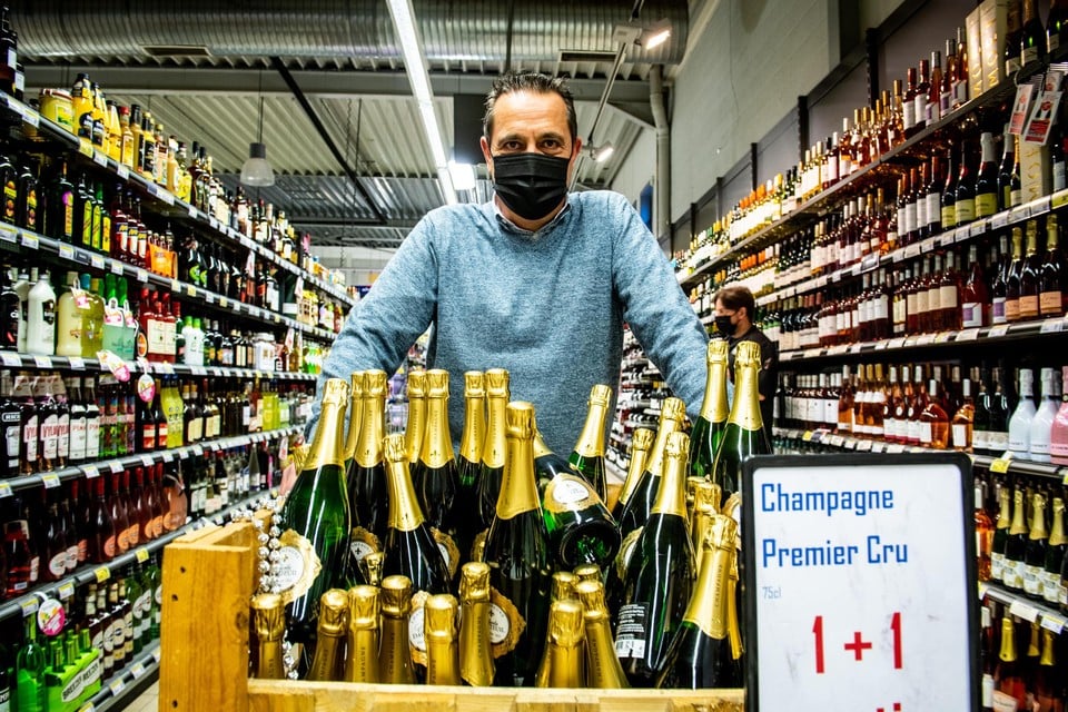 Wouter Verhoeven van de Alvo-supermarkten stelt vast dat zijn klanten zich tijdens de eindejaarsfeesten eens extra verwennen. 