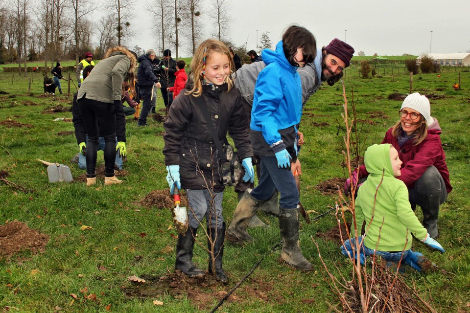 Petra Engelen kwam met haar gezin helpen planten want “Een bos is de beste speelplaats voor kinderen”. 