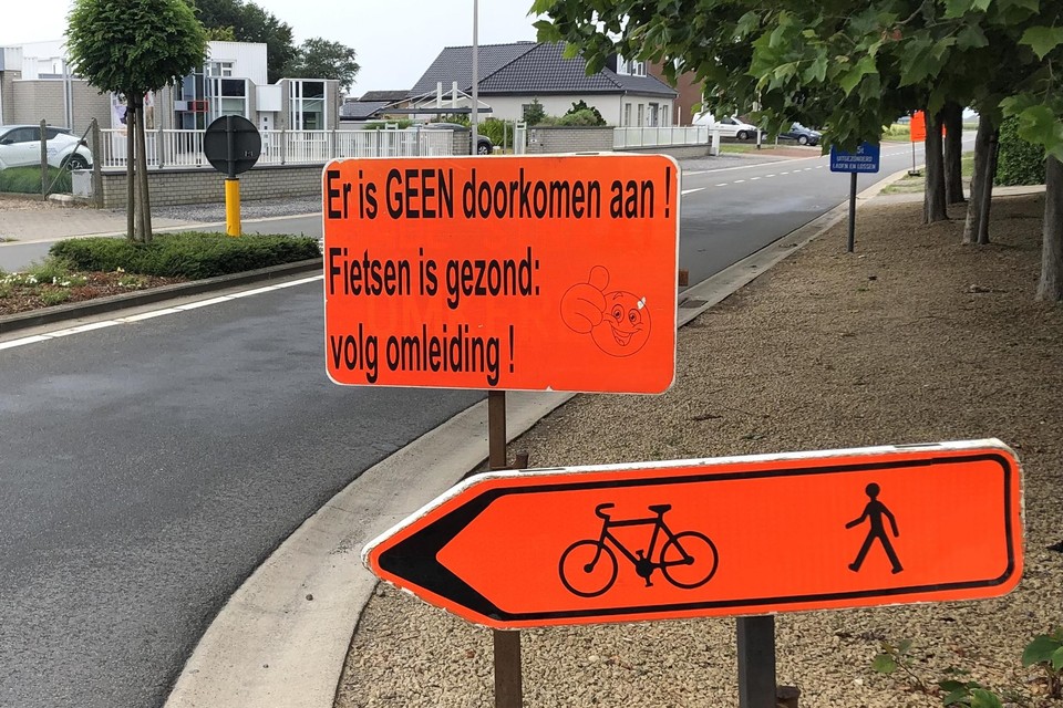 Er is tijdelijk geen verkeer toegelaten, ook fietsers niet. 