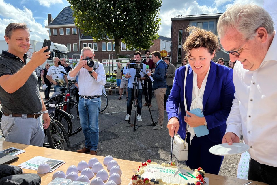 Met een taart drukt burgemeester Yzermans zijn appreciatie uit over de geleverde werken. “Fietsveiligheid is sterk gestegen.” 