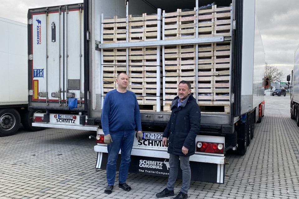 “Tientallen vrachtwagens met peren keren terug van de geblokkeerde grens met Wit-Rusland”, zegt Geert Schoofs (rechts) van exportbedrijf Vergro in Sint-Truiden. De Poolse trucker (links) is net terug van een wekenlange rit. 