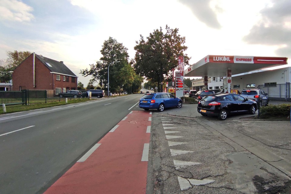 Het tankstation in Lommel-Barrier is in die mate in trek bij Nederlanders dat ze fietspad en de rijweg belemmeren 
