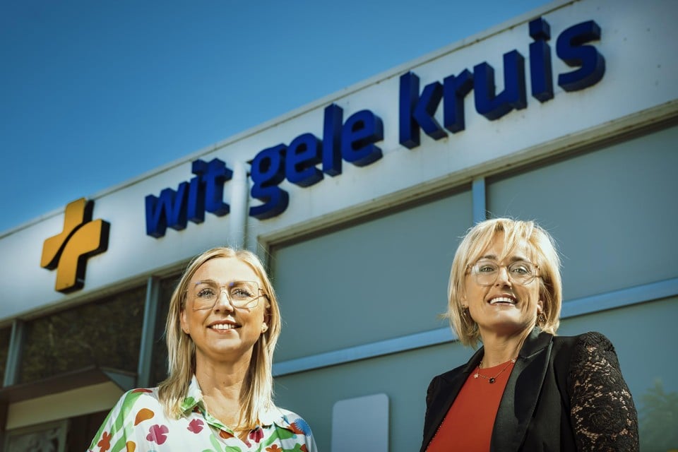 Algemeen directeur Nadja Vananroye en voorzitter Nyree Claes van het Wit-Gele Kruis Limburg. 