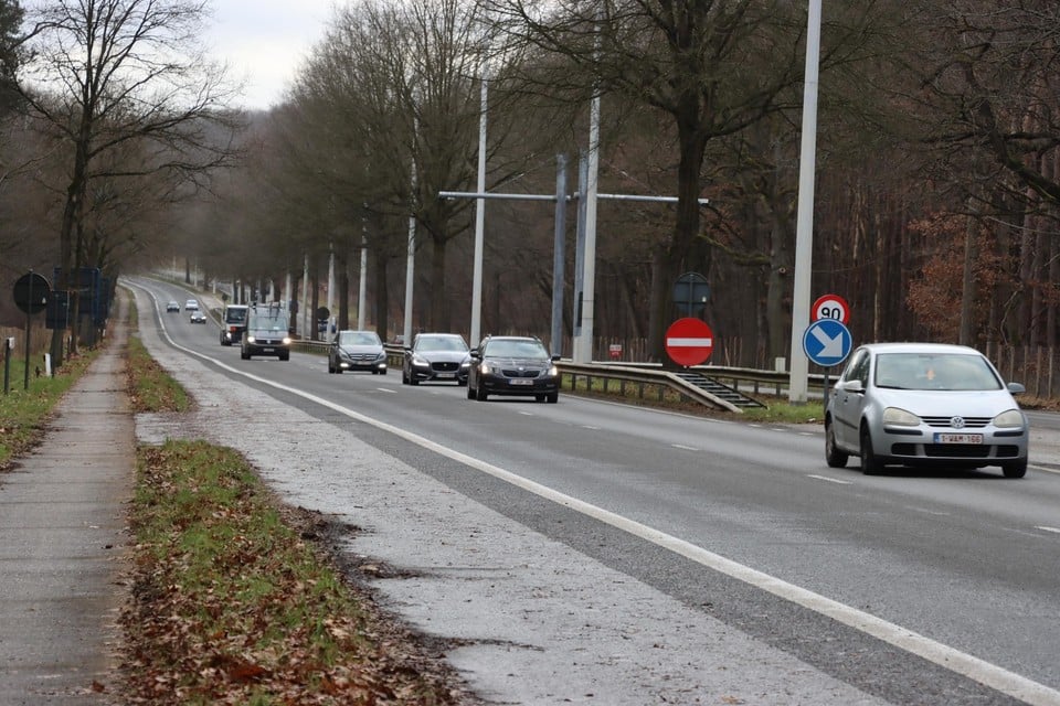 De Boslaan krijgt vanaf maandag nieuwe fietspaden die twee meter breed zijn. De pechstrook uit 1977 verdwijnt.  