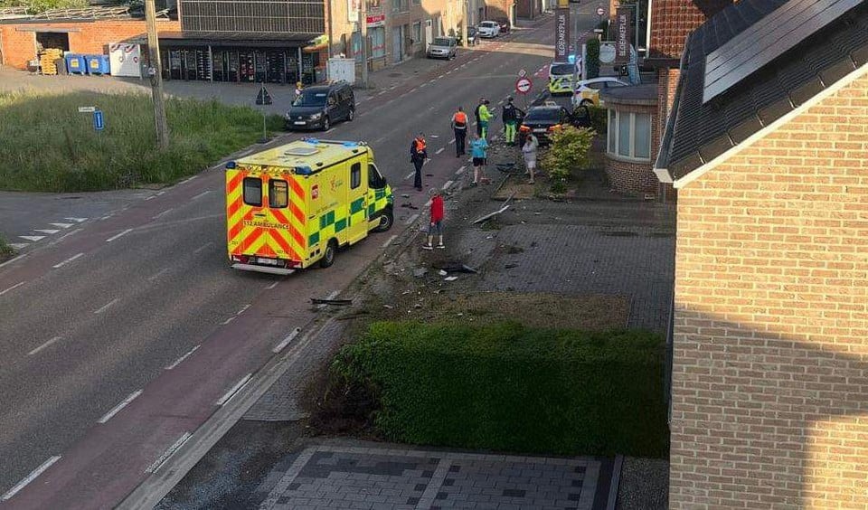 De BMW trok een spoor van vernieling door de voortuintjes.