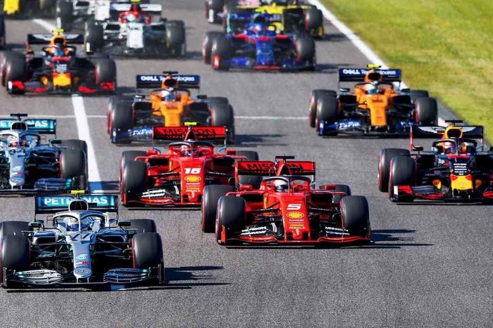 F1-bolides tijdens de start van een F1-race