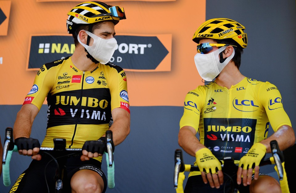 Wout van Aert en Primoz Roglic met mondmaskers in de Tour van 2020.