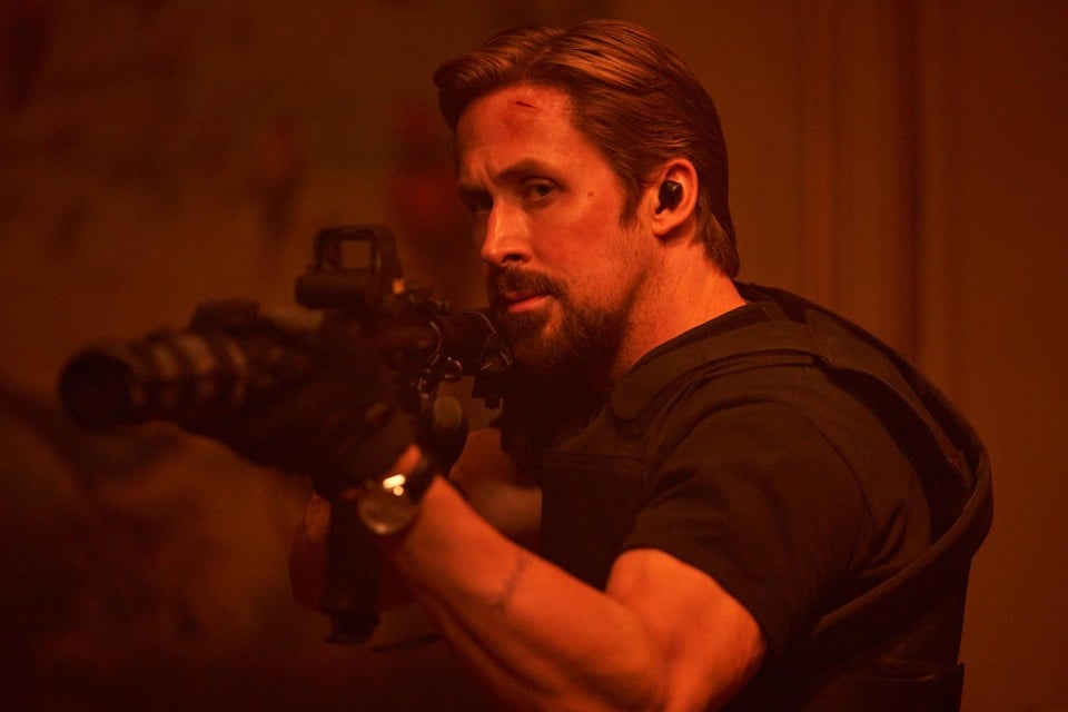 Ryan Gosling weet de rol van CIA-agent Six van de speciale afdeling Sierra de nodige charme en humor mee te geven. 