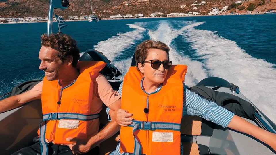 Mia Doornaert en Otto-Jan Ham varen een rondje in de speedboat. Doornaert lijkt er geruster op dan haar compagnon.