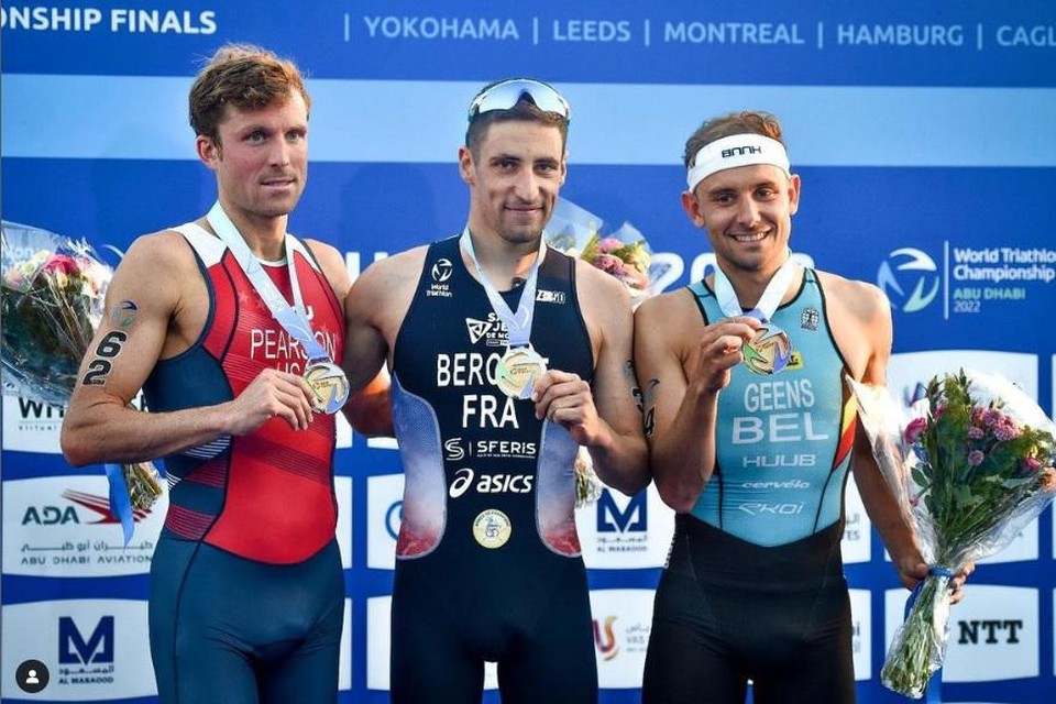 Jelle Geens met zijn bronzen plak in Abu Dhabi, naast Morgan Pearson en Léo Bergere. 