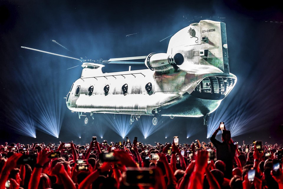 Tijdens de set van Eric Prydz op Tomorrowland dit jaar klapwiekte een hologram van een enorme Chinook-helikopter boven het festivalpubliek. 