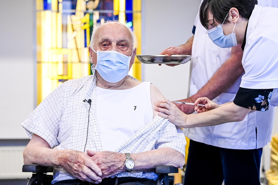 De 96-jarige Jos Hermans kreeg als eerste Vlaming een vaccin. 