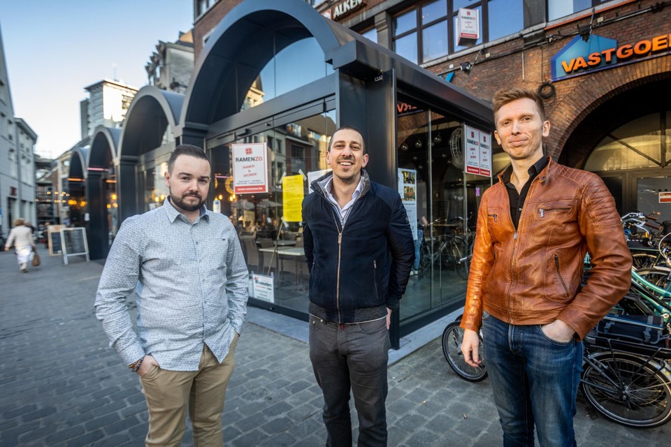 Jaimy Appermans, Jens Raskin en Jeffrey Tackoen van El Bocado voor hun nieuwe vestiging op de Hasseltse Grote Markt.  