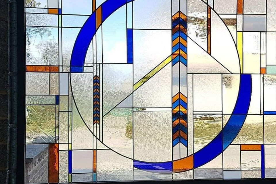 Artglas staat bekend om zijn artistieke, hedendaagse ontwerpen in glas-in-lood. 