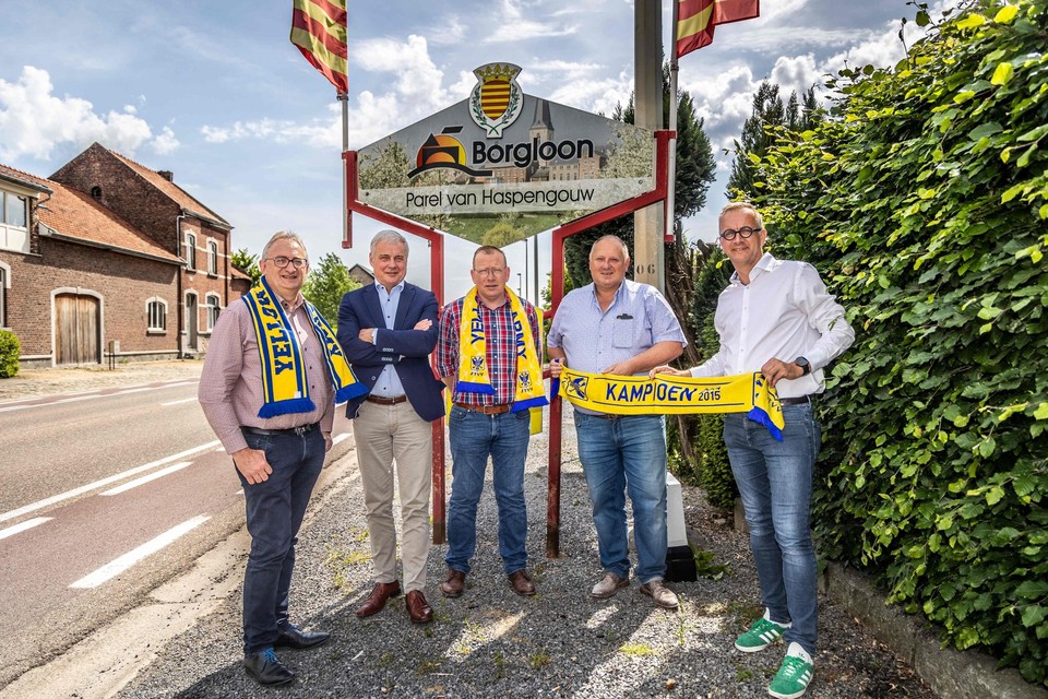 Stan Niesen (r.), commercieel directeur van STVV, en het schepencollege van Borgloon met onder meer burgemeester Jo Feytons (tweede van rechts) zetten de samenwerking in de verf. 