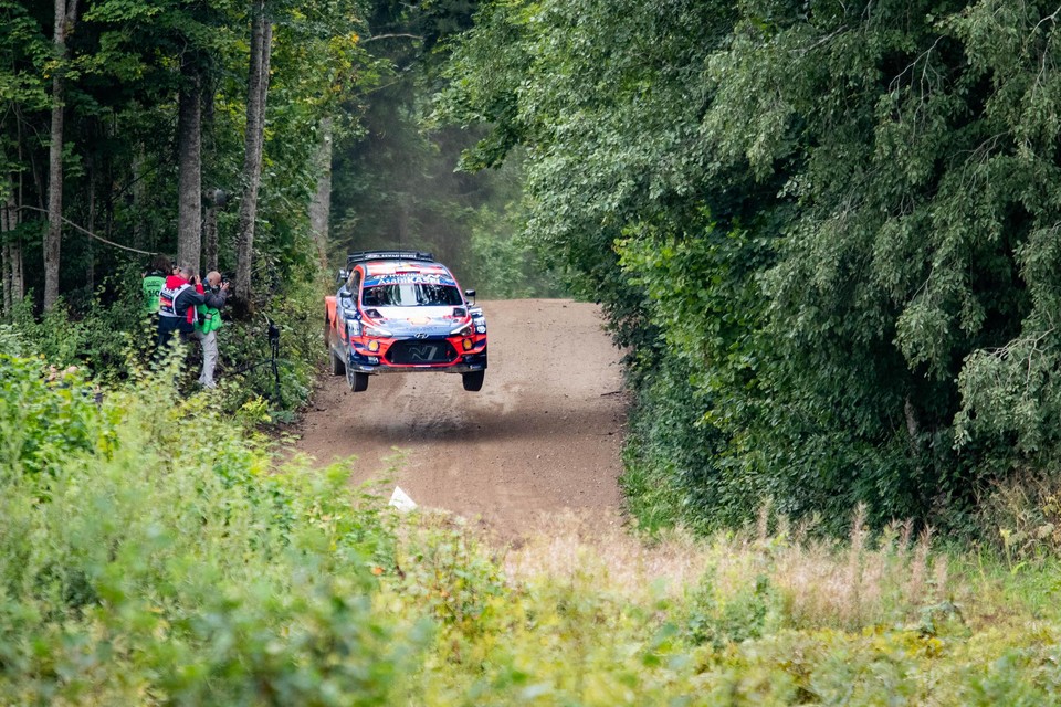 Thierry Neuville aan het werk in Estland. Dit weekend krijgt het WRC zijn ontknoping op tarmacwegen rond Milaan. 