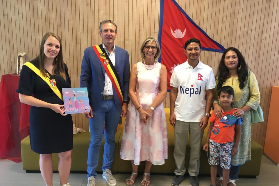 Schepen Romi Soors, burgemeester Luc Wouters en Anita Lenaerts van Medora Belgium ontvingen de ambassadeur van Nepal met vrouw en zoontje in Lummen. 