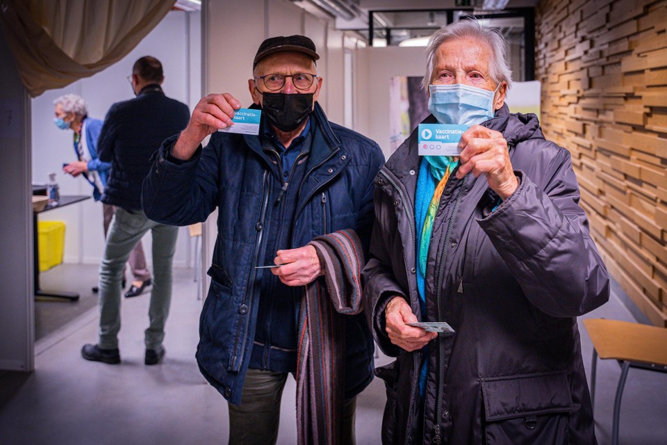 Broer en zus Maria (93) en Marcel (90) Vaes kwamen maandag alvast hun derde prik halen in het nieuwe vaccinatiecentrum. 