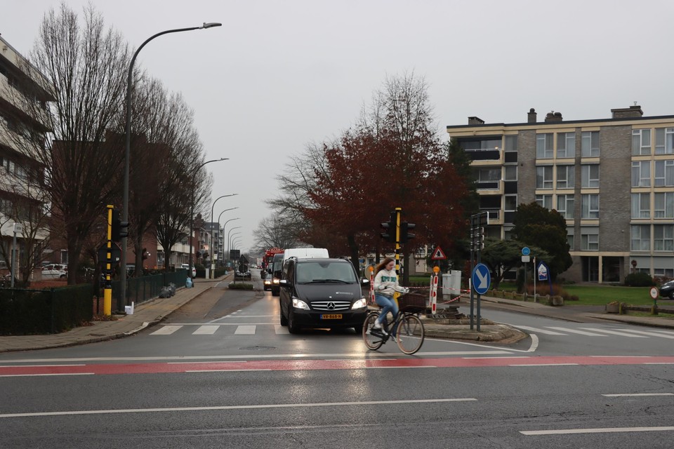 De Van Eycklaan krijgt in de toekomst een rijvak extra om een betere doorstroming te krijgen aan het kruispunt met de Weertersteenweg.  
