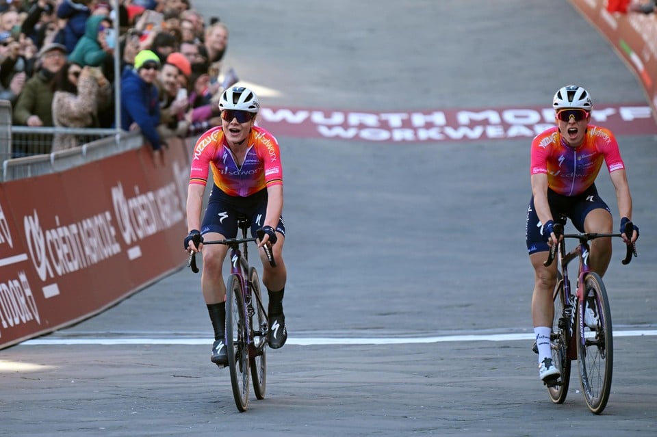 Kopecky en Vollering sprintten in de Strade Bianche ongelukkig tegen elkaar, met de Nederlandse als winnares.