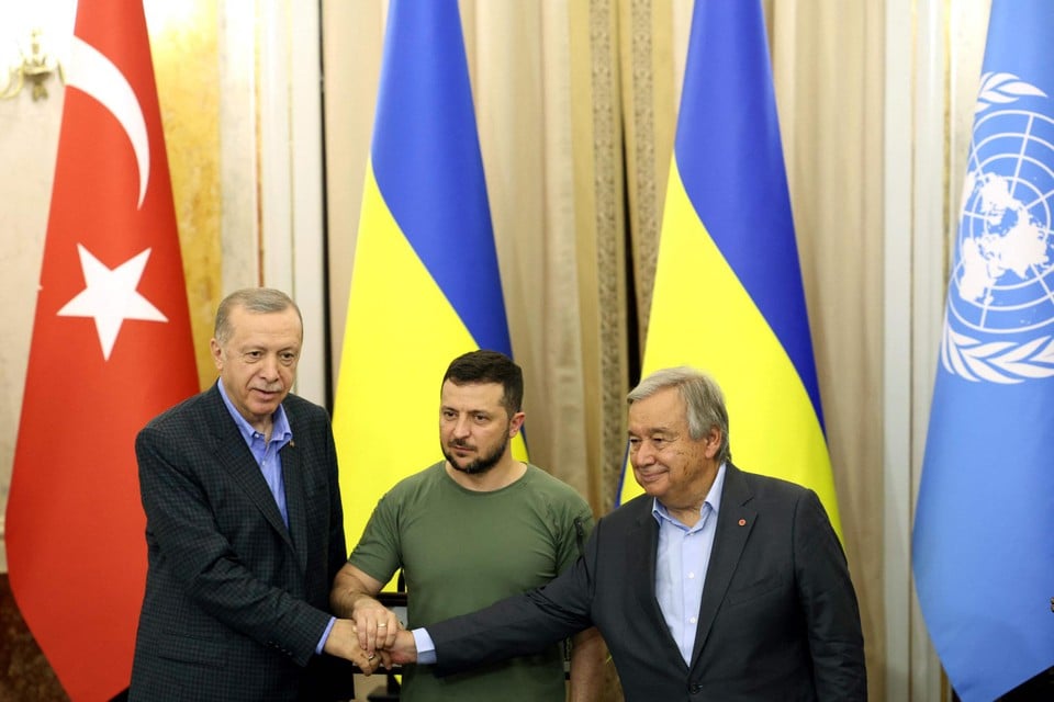 Turks president Erdogan met zijn Oekraïense evenknie Zelenski en Antonio Guterres.  