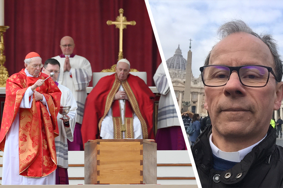 Kardinaal Re zegent de kist van Benedictus, paus Franciscus kijkt toe op de achtergrond. 