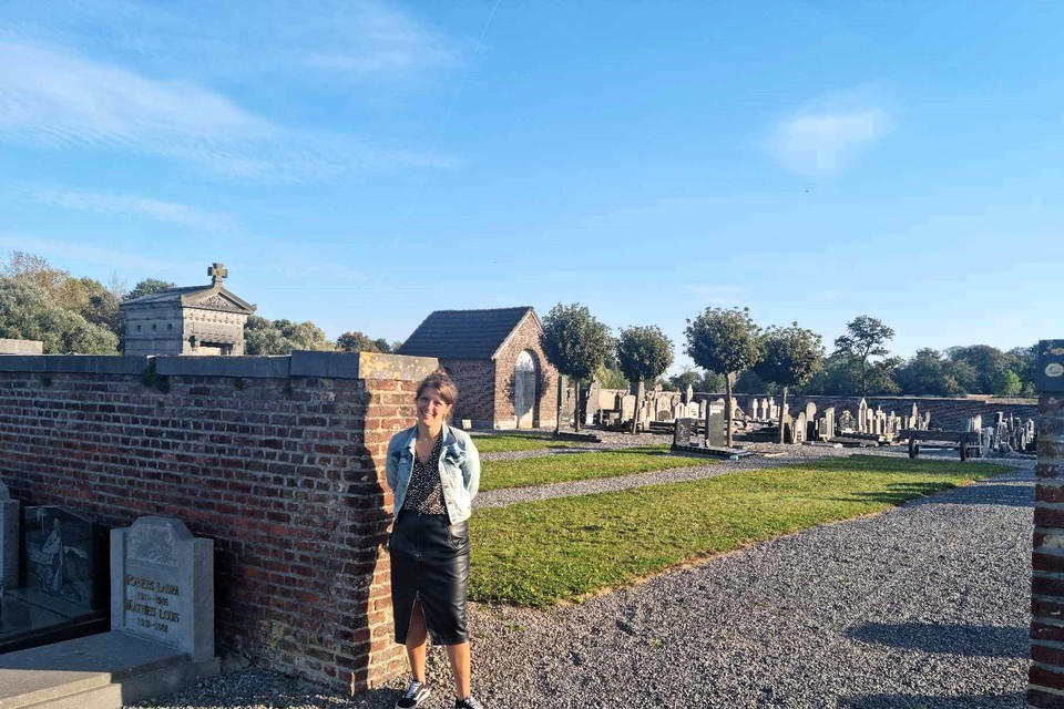 Schepen Fourie aan de begraafplaats van Waasmont.
