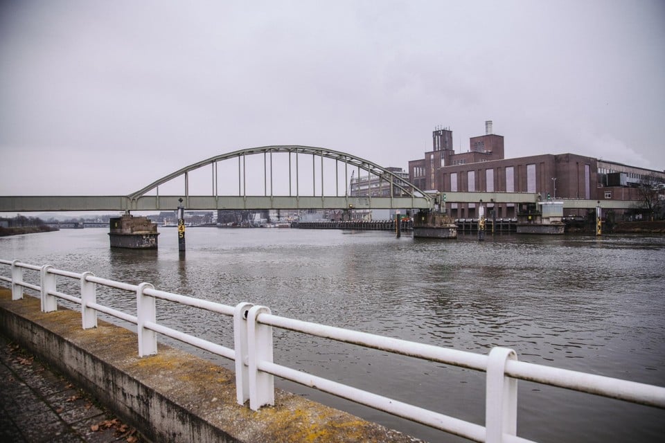 De spoorbrug over de Maas in Maastricht. Als het van ProRail afhangt wordt deze brug straks gesloopt. 