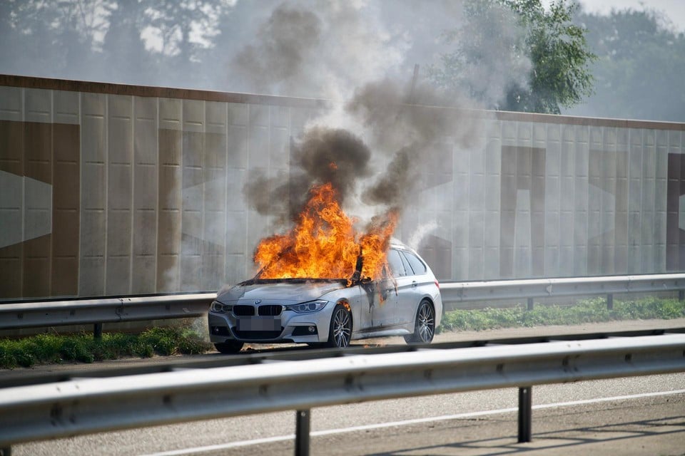 De BMW brandde uit. 