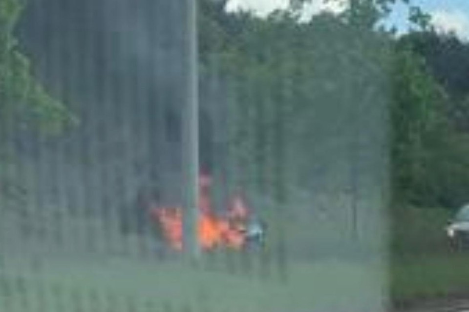 Voorbijgangers fotografeerden de vlammen toen het voertuig in brand stond langs de Zuiderring.